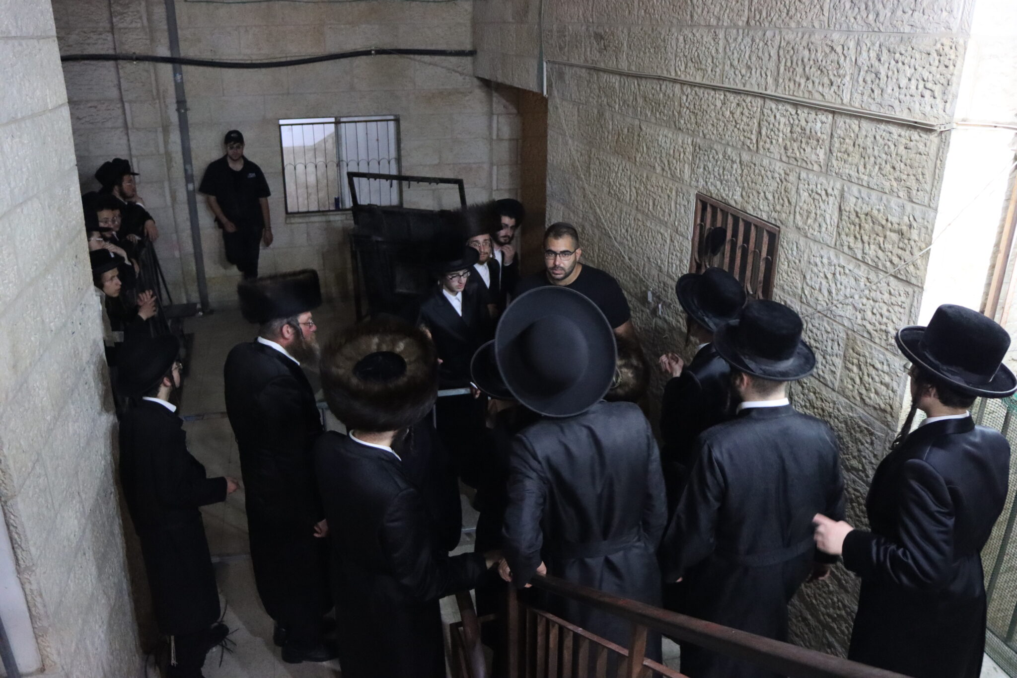 בבית מדרשו: המונים ממררים בבכי ליד מיטת הגאב"ד