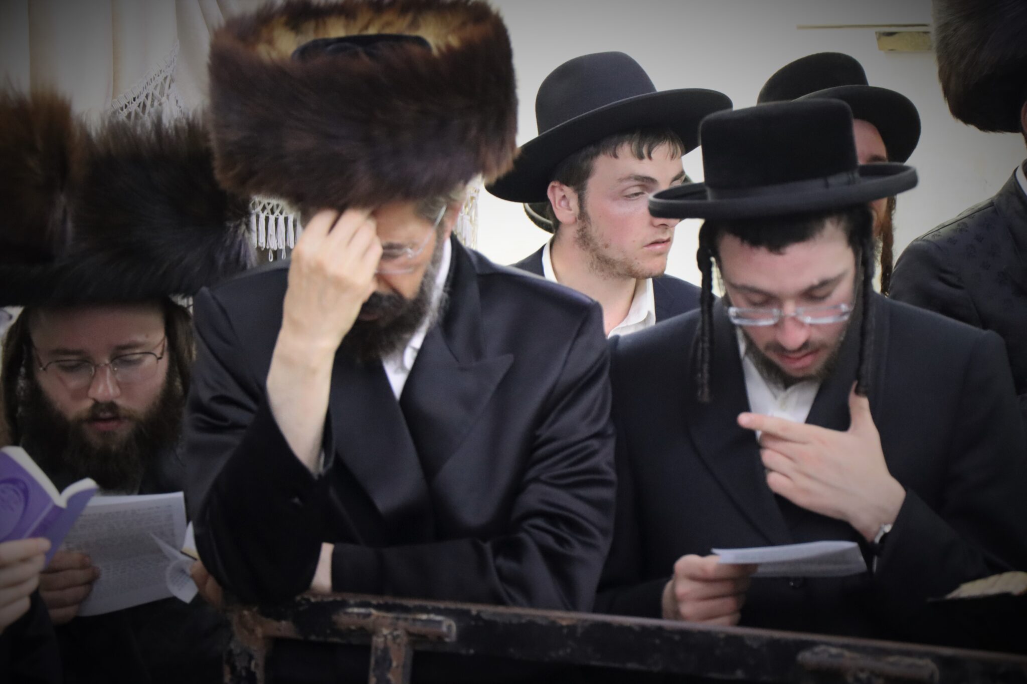 בבית מדרשו: המונים ממררים בבכי ליד מיטת הגאב"ד