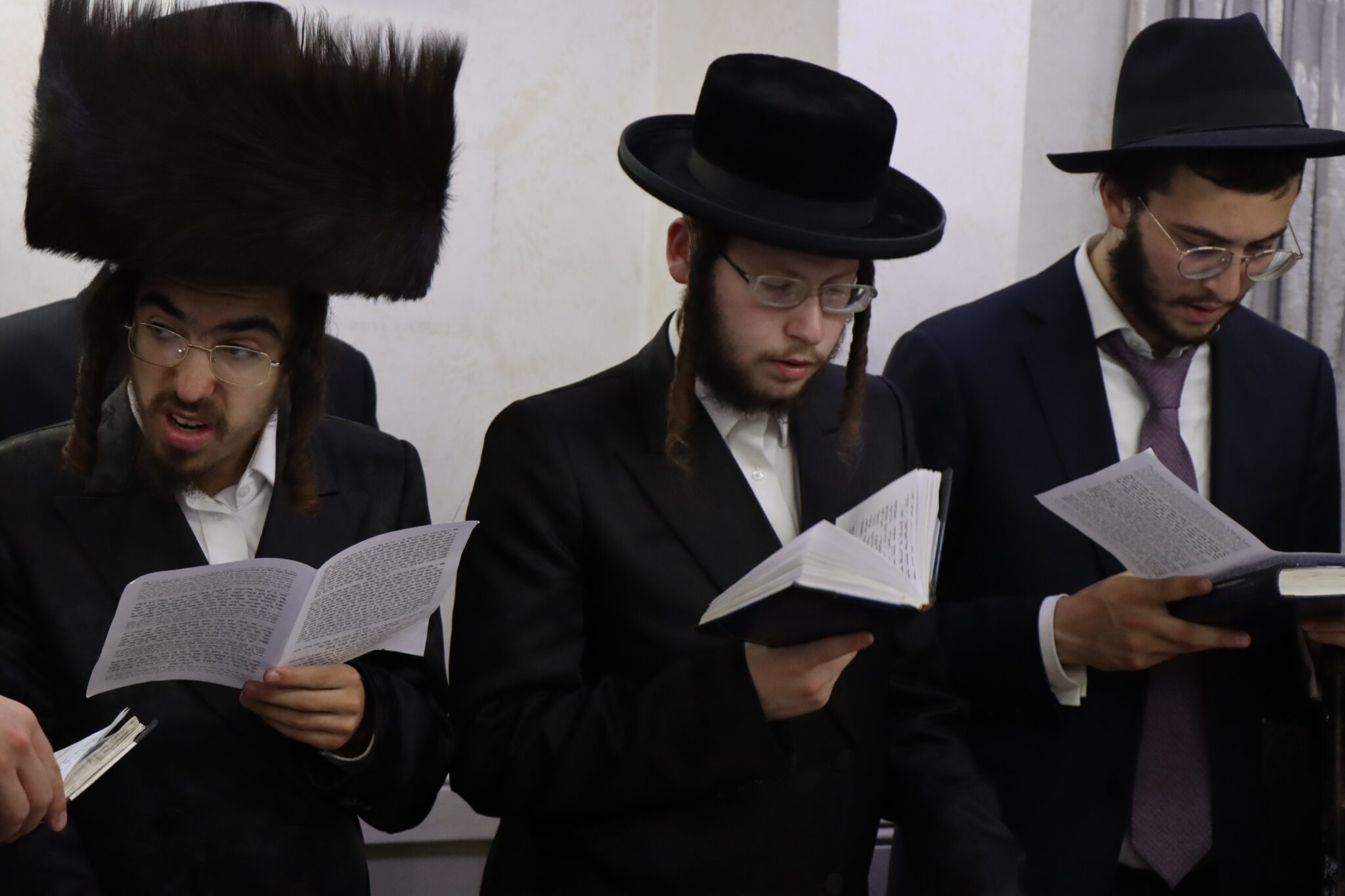 בבית מדרשו: המונים ממררים בבכי ליד מיטת הגאב"ד