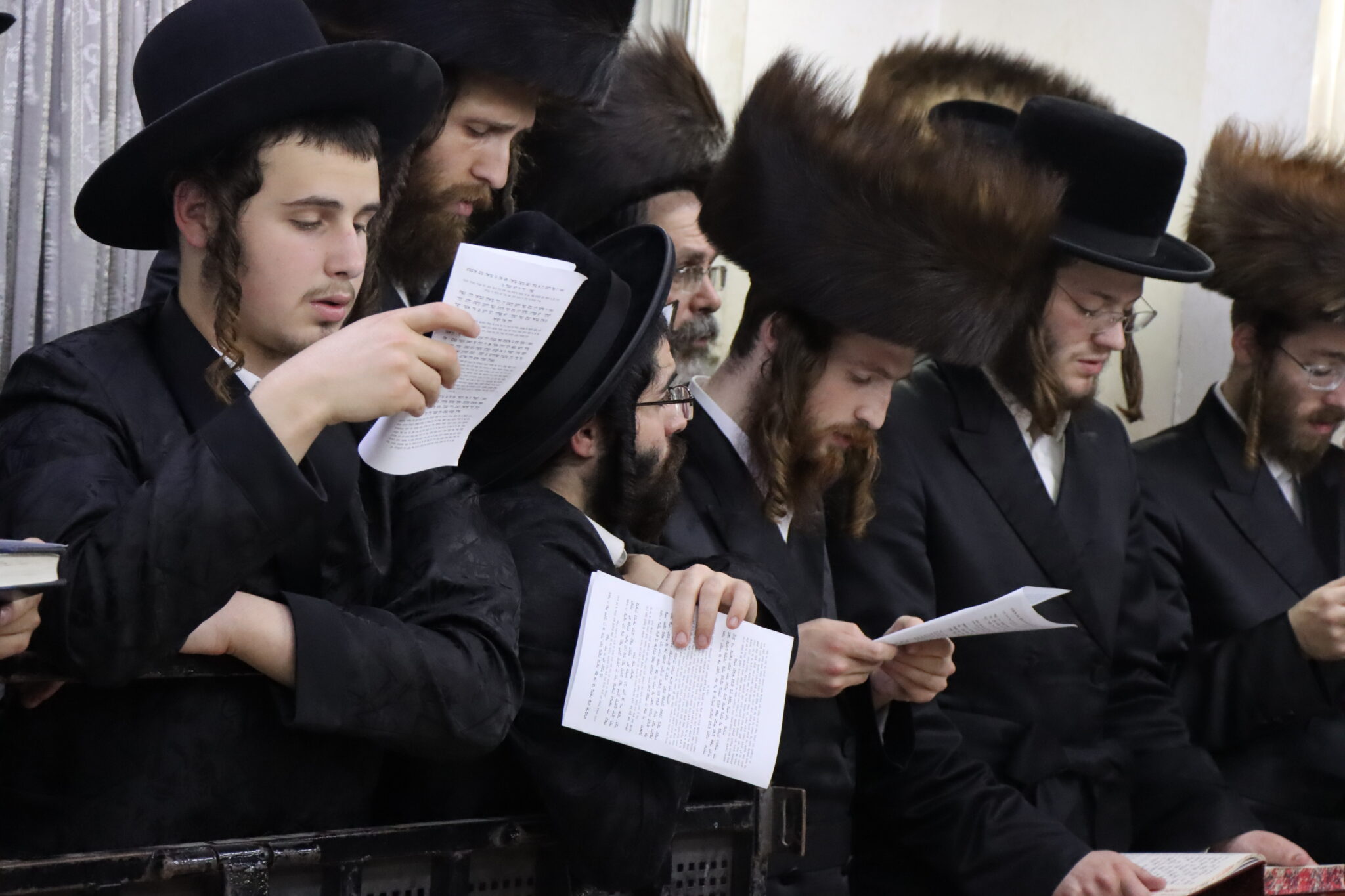 בבית מדרשו: המונים ממררים בבכי ליד מיטת הגאב"ד