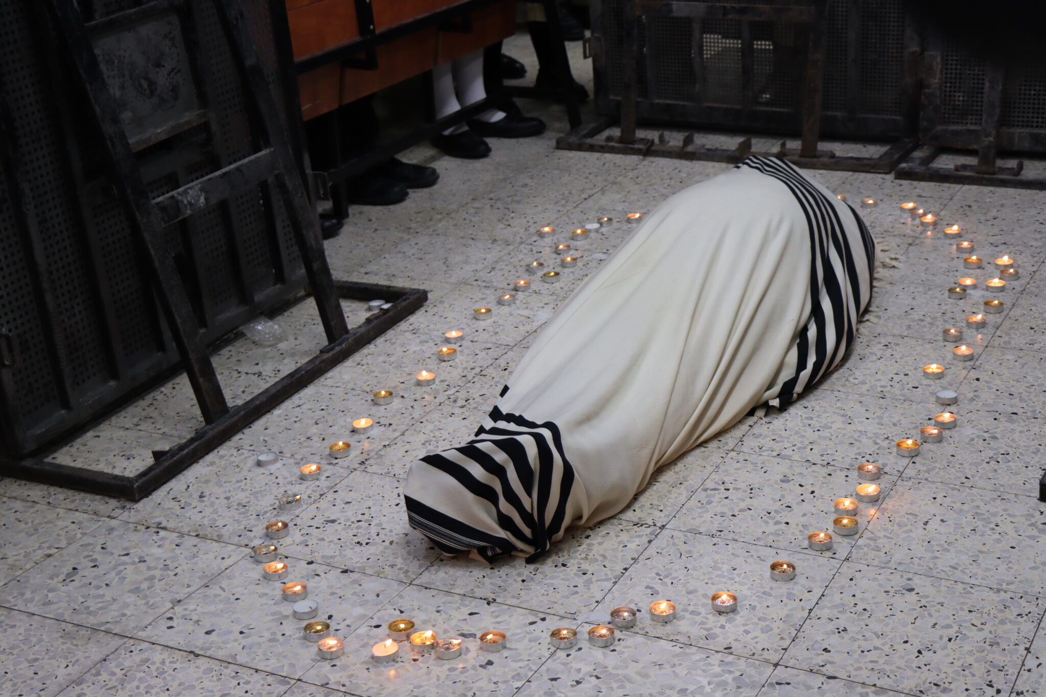 בבית מדרשו: המונים ממררים בבכי ליד מיטת הגאב"ד