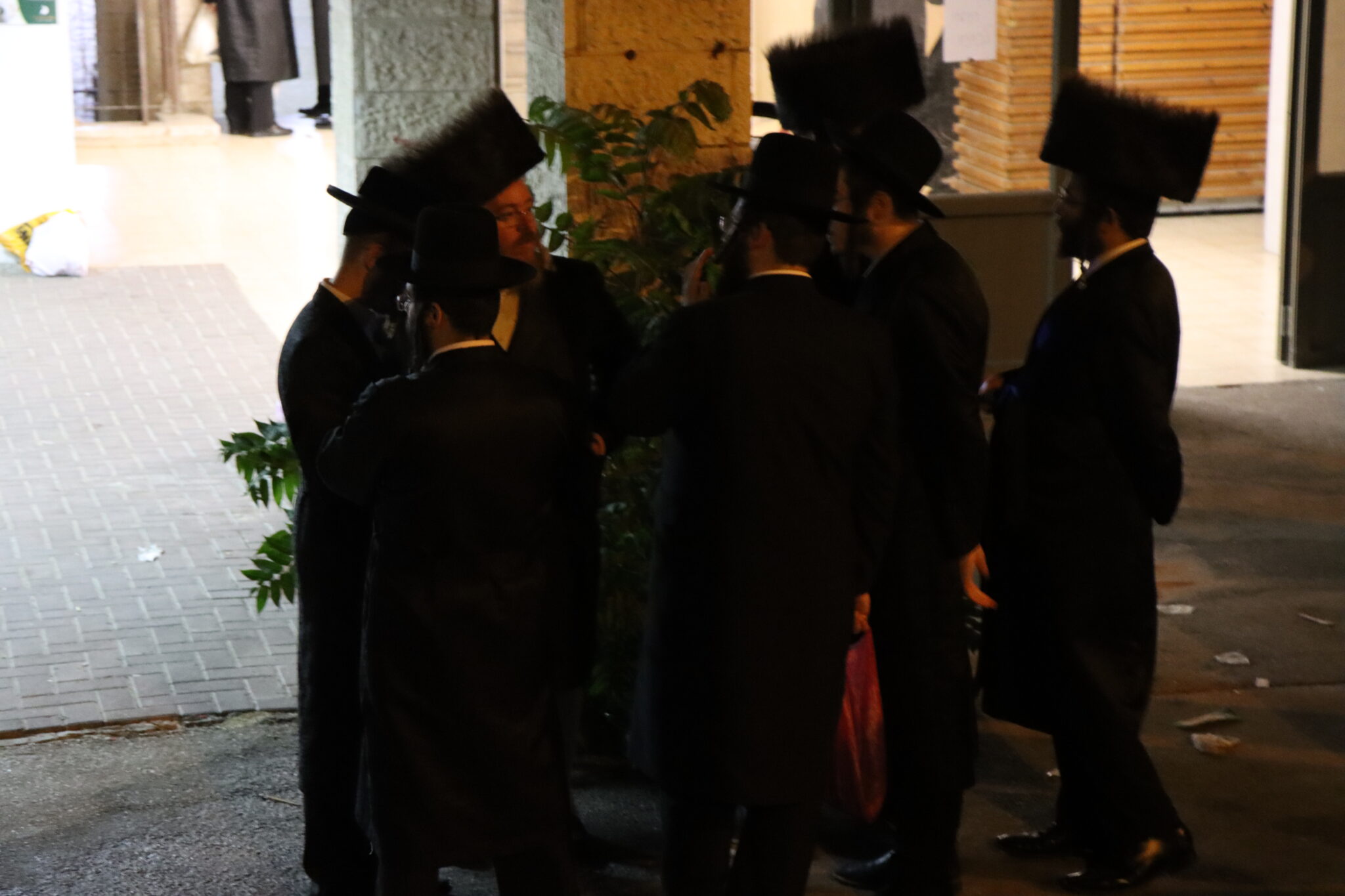 בבית מדרשו: המונים ממררים בבכי ליד מיטת הגאב"ד