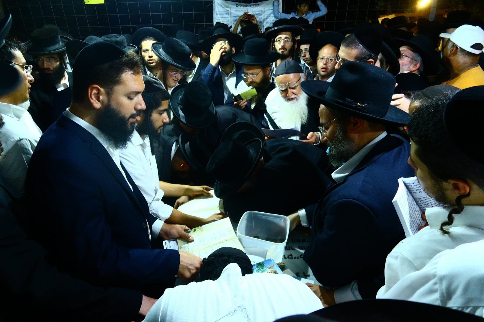 תיעוד: אלפים בציונו הקדוש של פועל הישועות מעגור