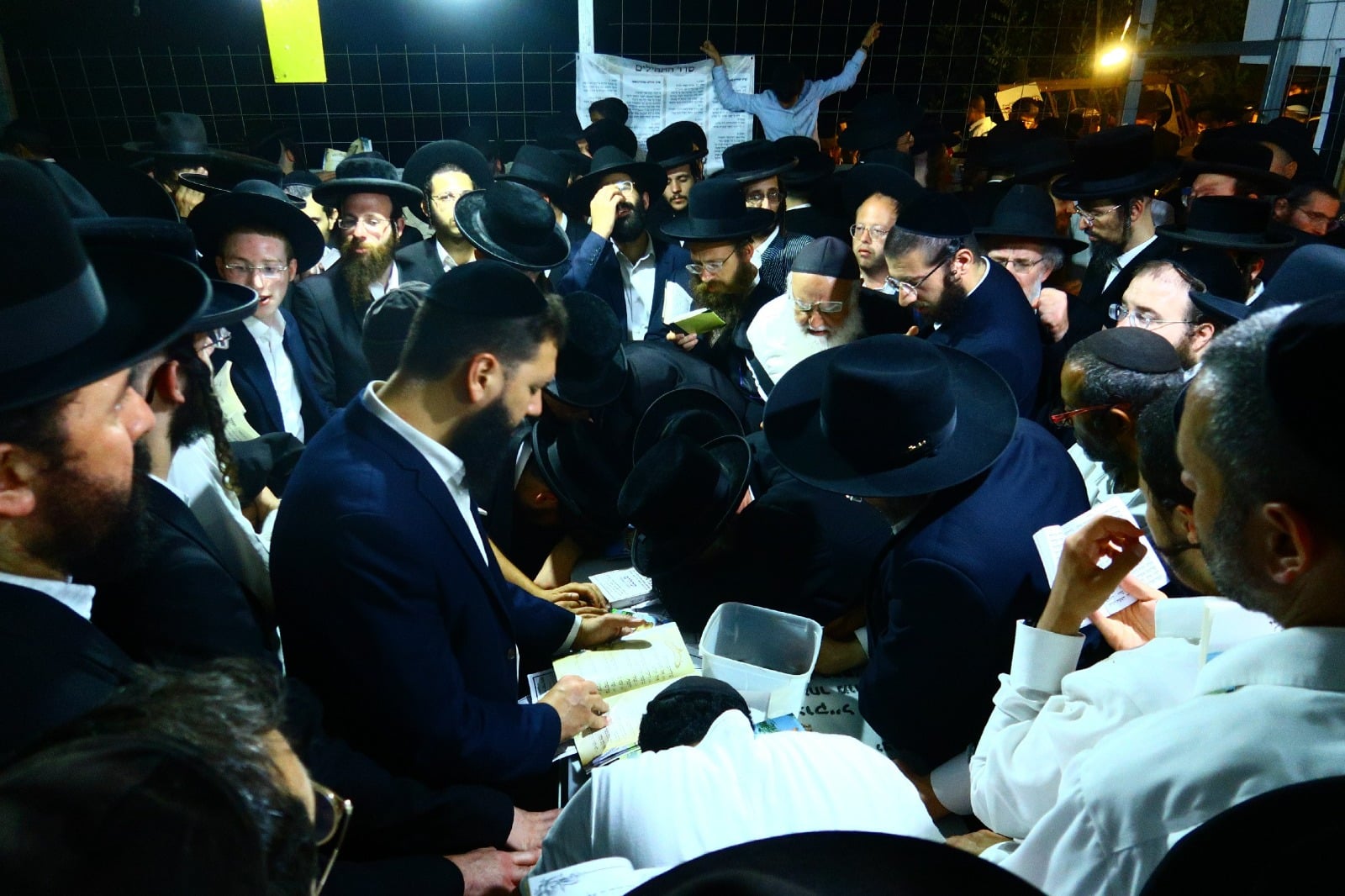 תיעוד: אלפים בציונו הקדוש של פועל הישועות מעגור