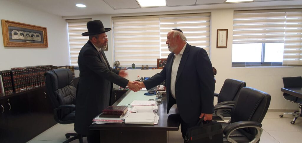 המקובל הגר"ד בצרי ערך תיקון עם הורי הנעדרים