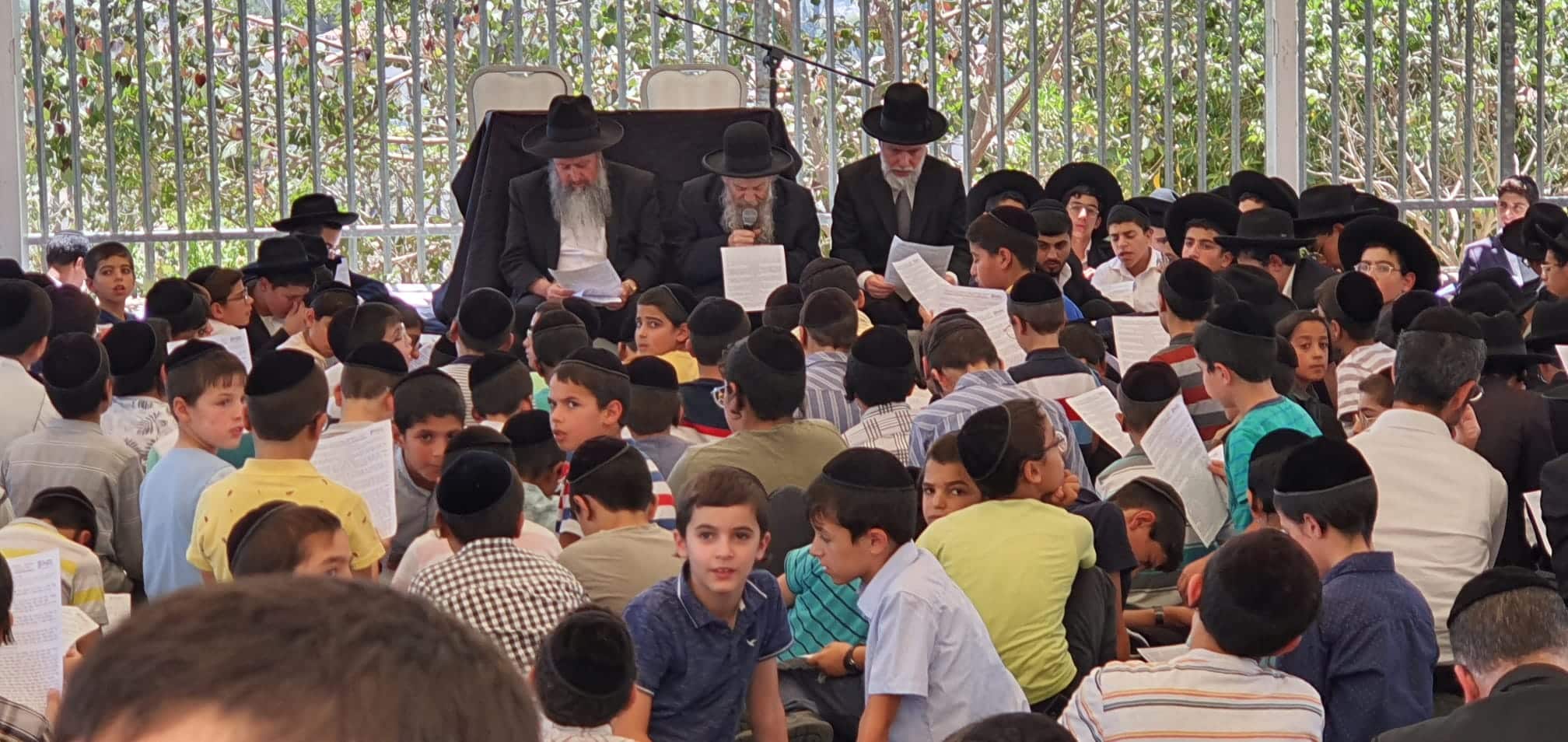 מרגש: המקובל וראש הישיבה ביכו על בית המקדש עם מאות הילדים