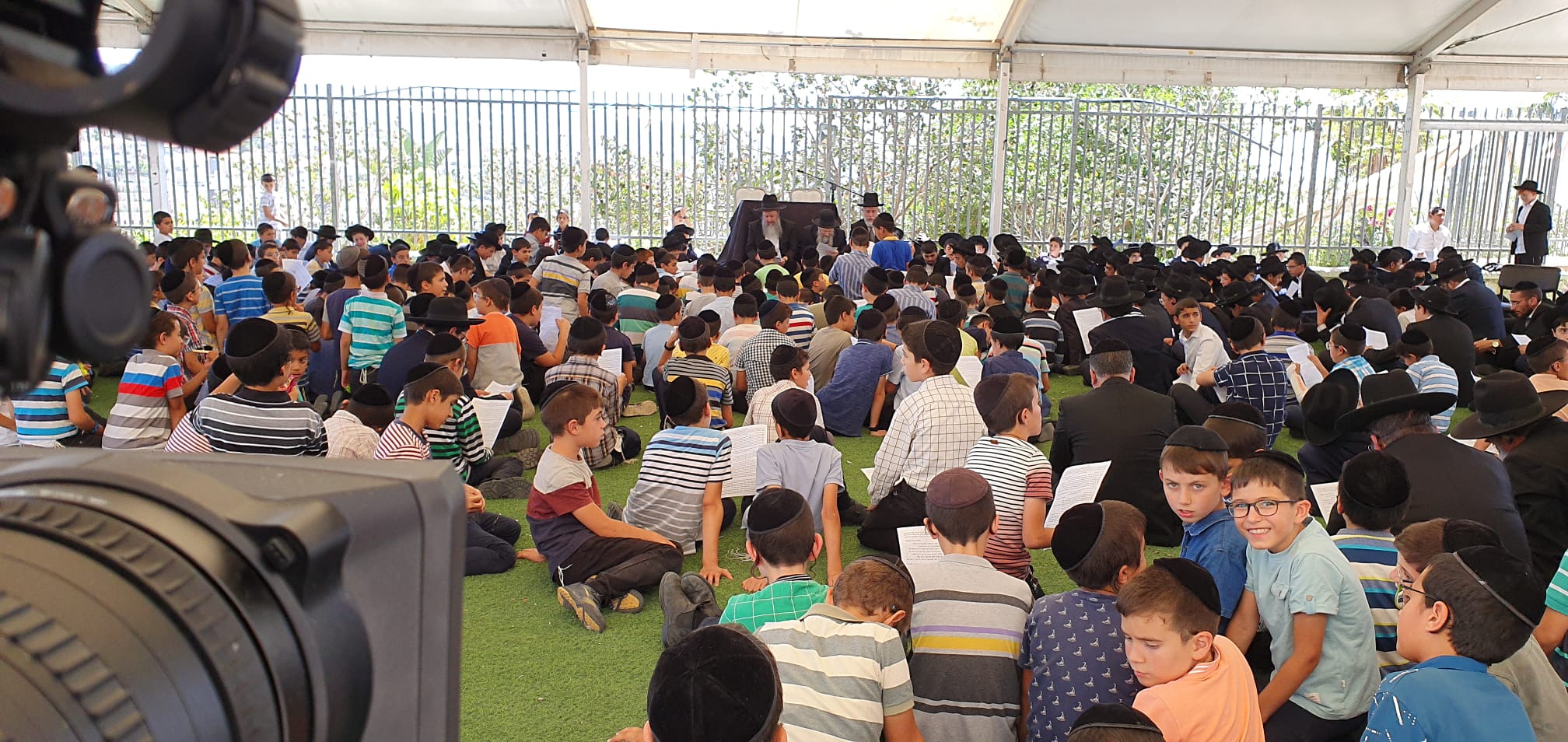 מרגש: המקובל וראש הישיבה ביכו על בית המקדש עם מאות הילדים