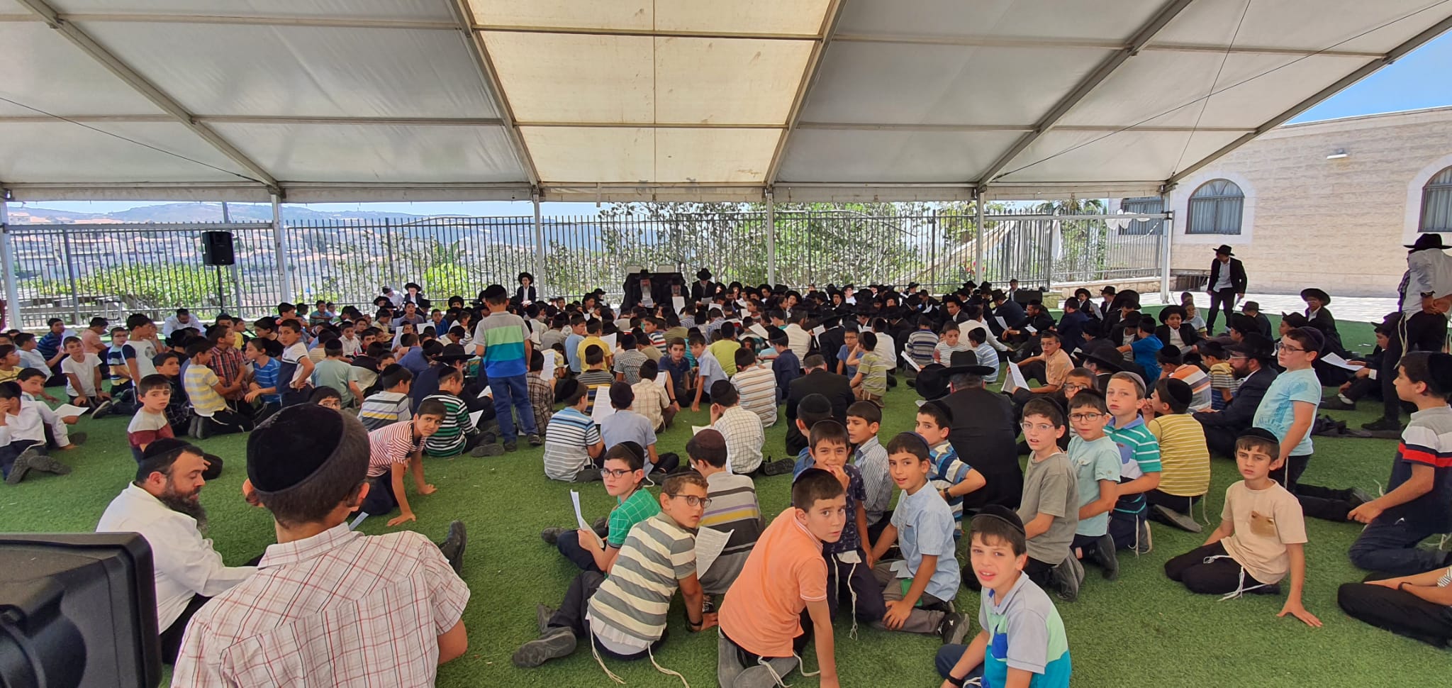 מרגש: המקובל וראש הישיבה ביכו על בית המקדש עם מאות הילדים