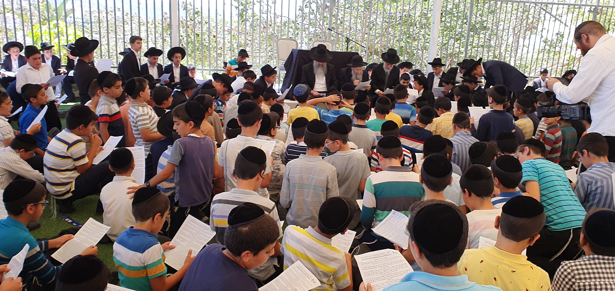 מרגש: המקובל וראש הישיבה ביכו על בית המקדש עם מאות הילדים