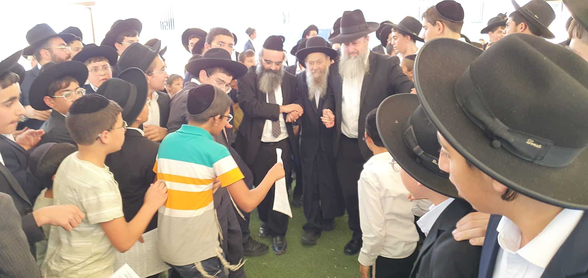 מרגש: המקובל וראש הישיבה ביכו על בית המקדש עם מאות הילדים