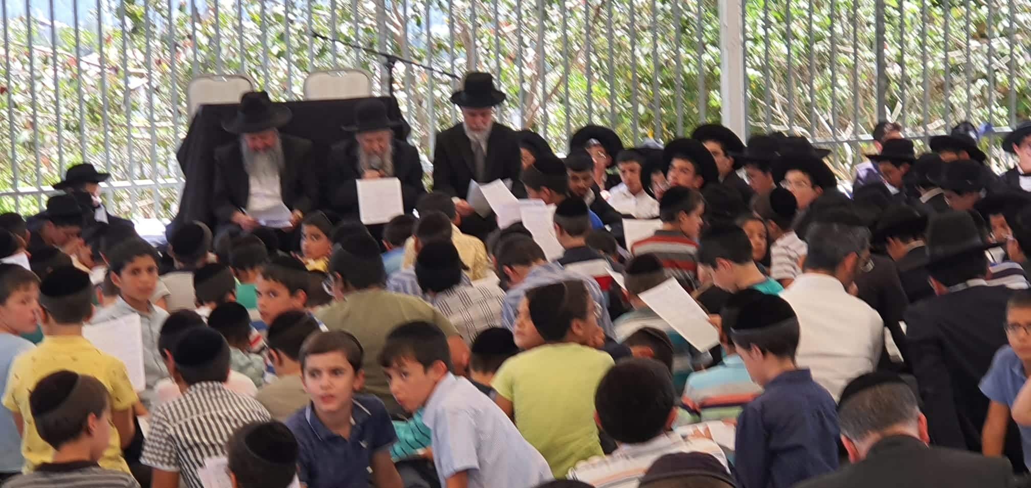 מרגש: המקובל וראש הישיבה ביכו על בית המקדש עם מאות הילדים