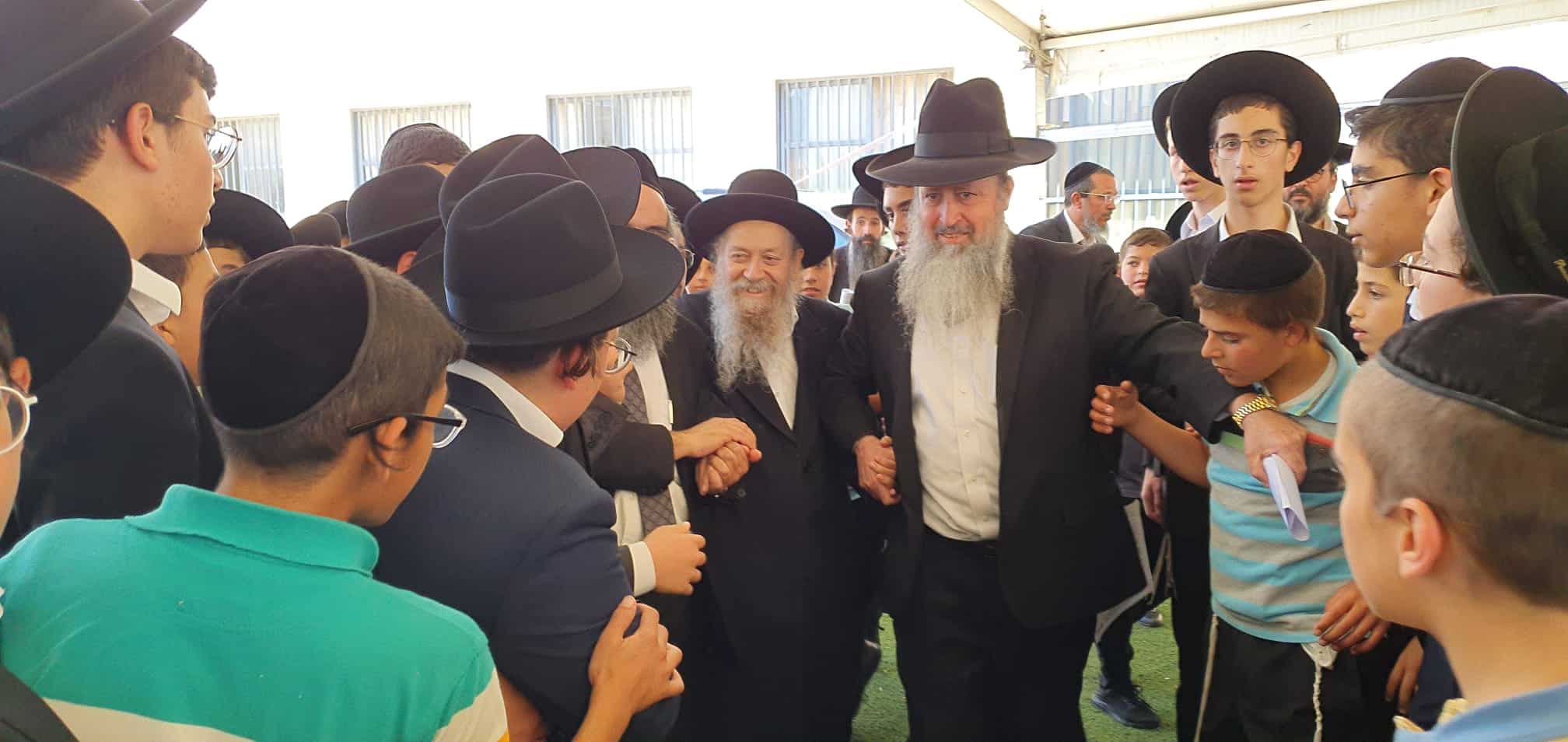 מרגש: המקובל וראש הישיבה ביכו על בית המקדש עם מאות הילדים