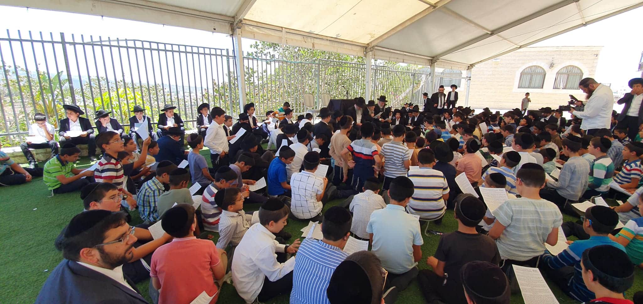 מרגש: המקובל וראש הישיבה ביכו על בית המקדש עם מאות הילדים