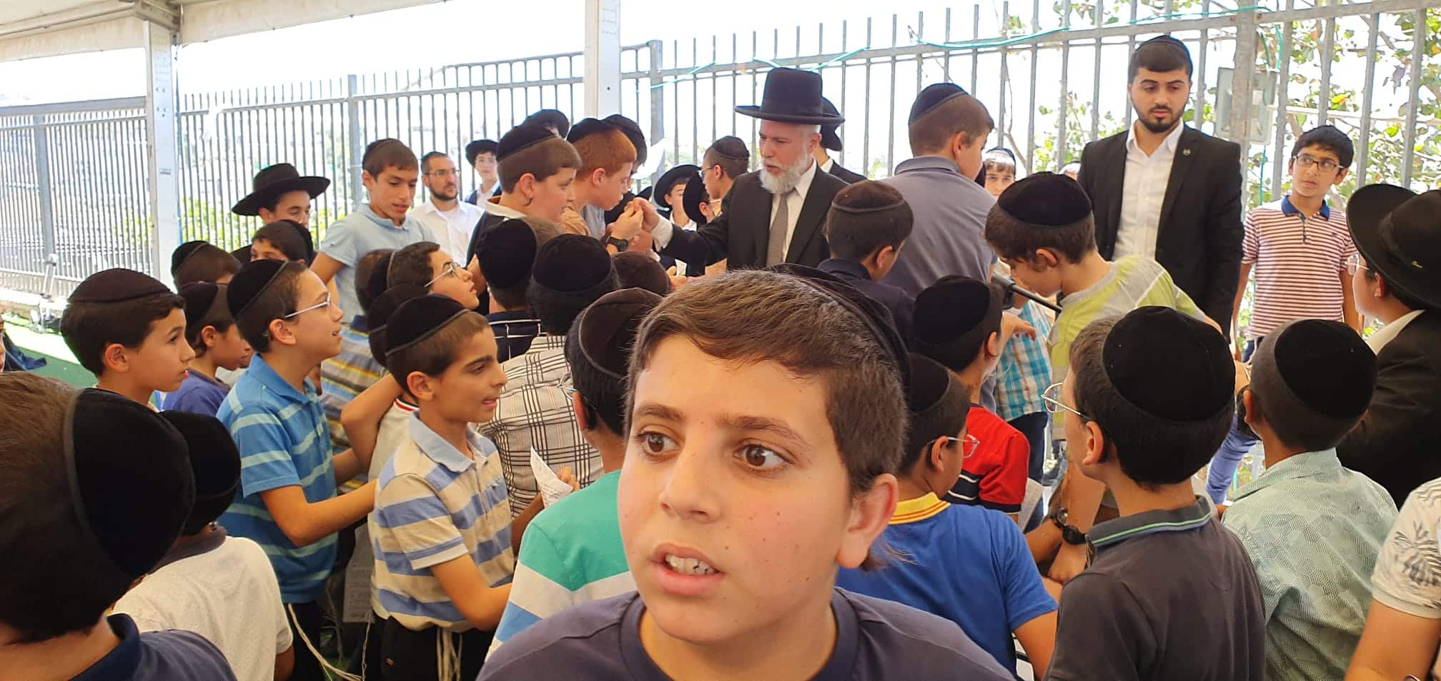 מרגש: המקובל וראש הישיבה ביכו על בית המקדש עם מאות הילדים