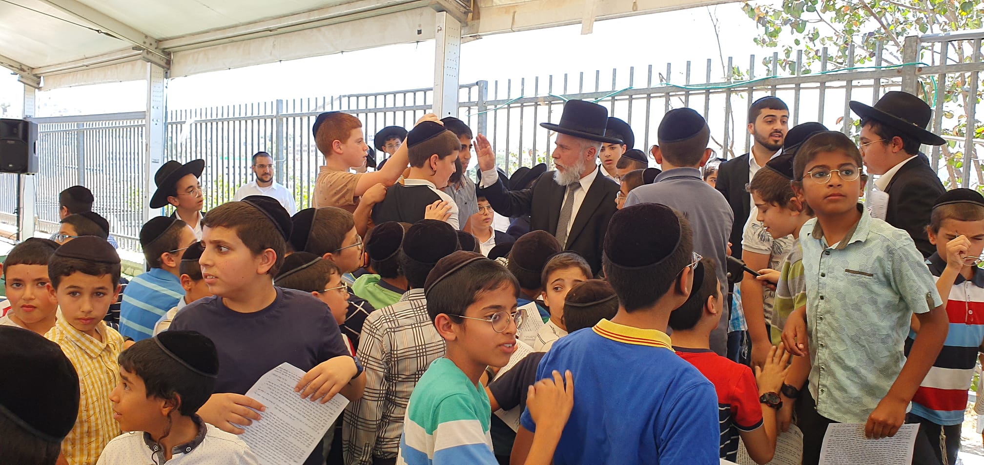 מרגש: המקובל וראש הישיבה ביכו על בית המקדש עם מאות הילדים