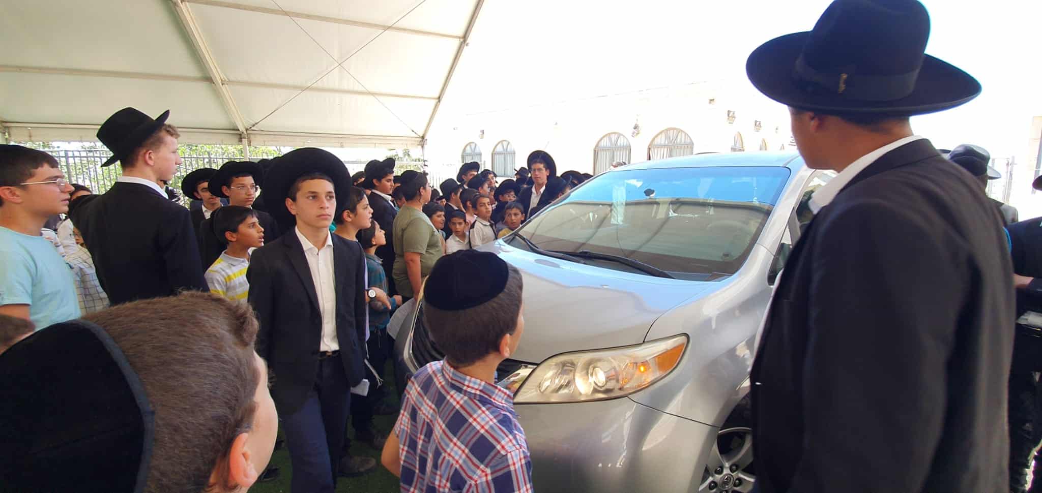 מרגש: המקובל וראש הישיבה ביכו על בית המקדש עם מאות הילדים