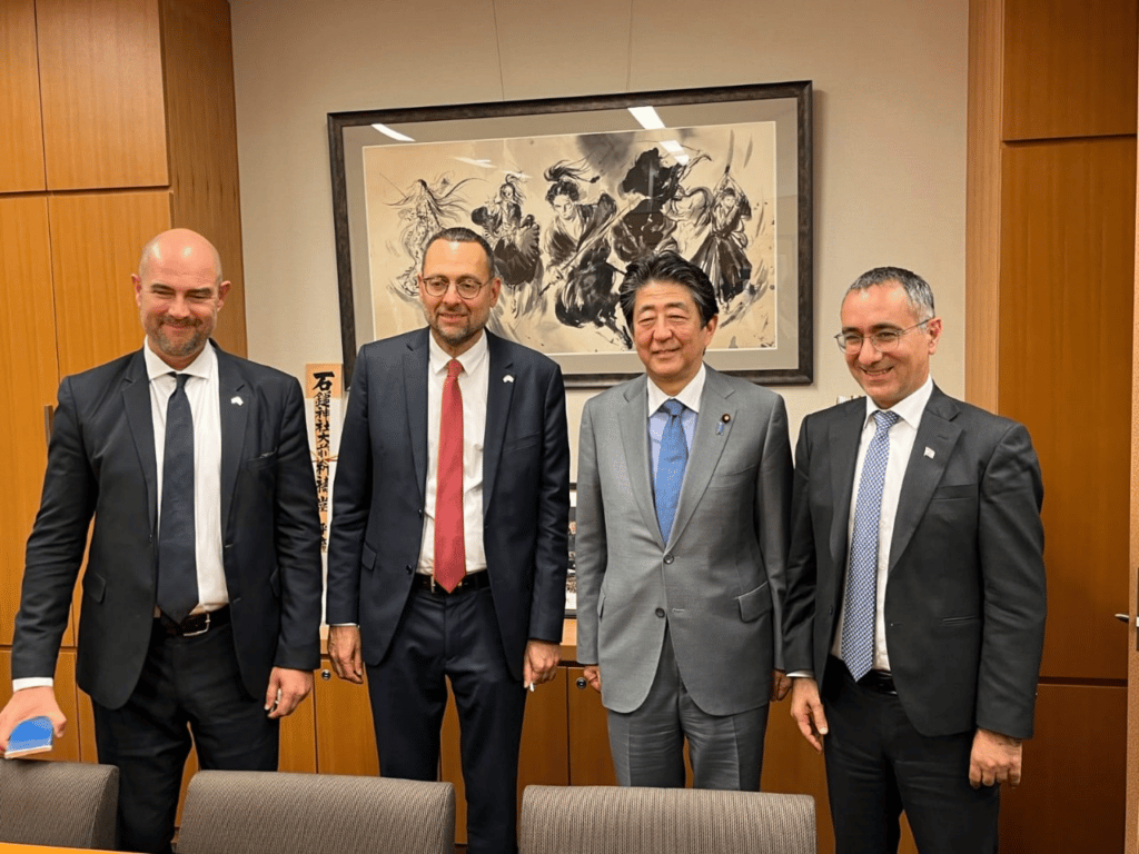 ראש ממשלת יפן לשעבר נורה למוות בעצרת בחירות