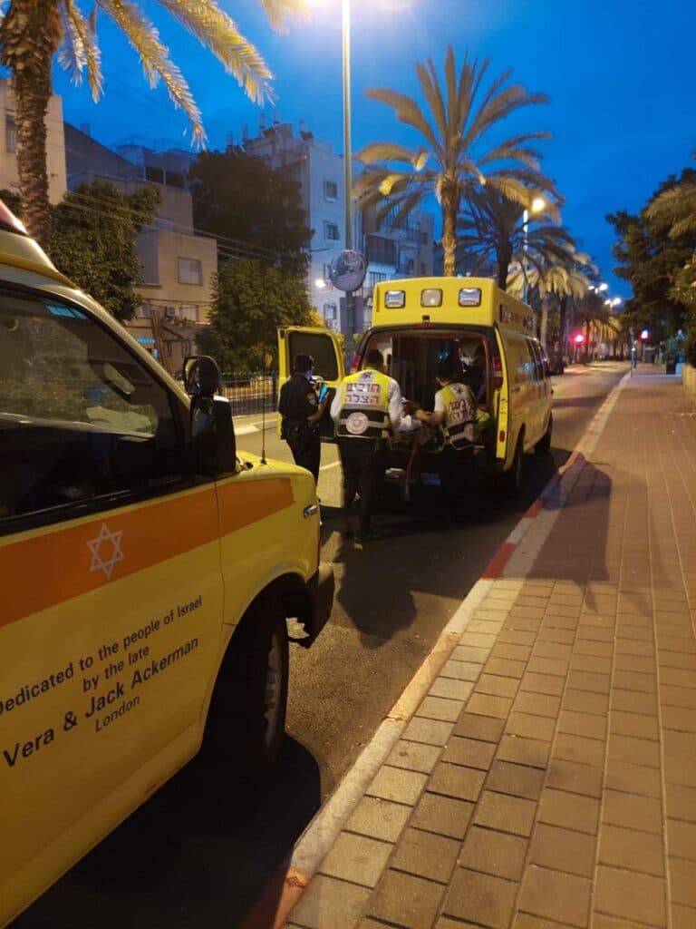 לפנות בוקר: אב ו-12 ילדיו נפגעו בשריפה בבנין מגורים