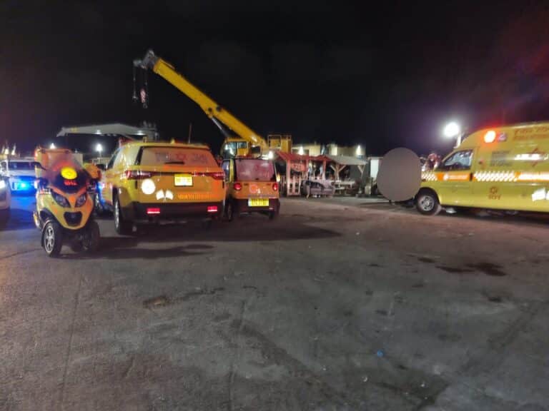דרמה בחופי אשדוד: סירה התהפכה, חמישה אנשים חולצו