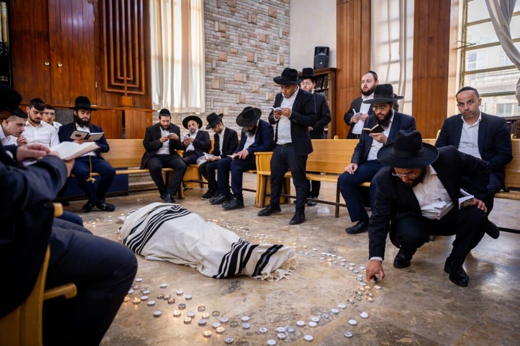 תיעוד מ'פורת יוסף': מאות בוכים ליד מיטת מרן זצוק"ל