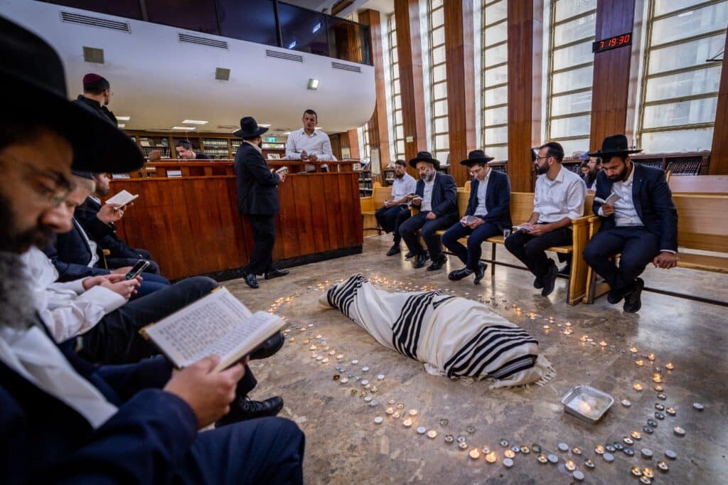 תיעוד מ'פורת יוסף': מאות בוכים ליד מיטת מרן זצוק"ל