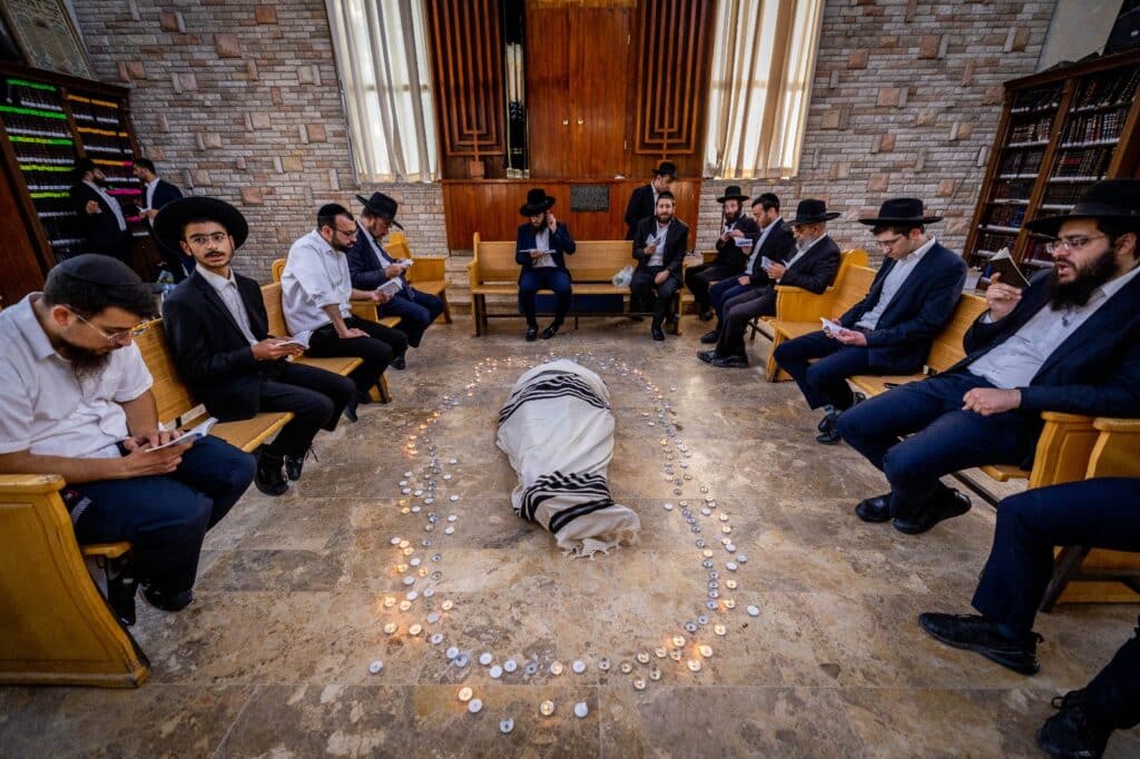 תיעוד מ'פורת יוסף': מאות בוכים ליד מיטת מרן זצוק"ל