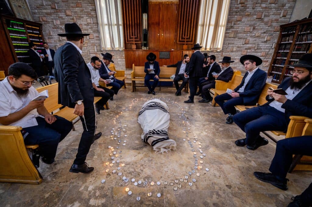 תיעוד מ'פורת יוסף': מאות בוכים ליד מיטת מרן זצוק"ל