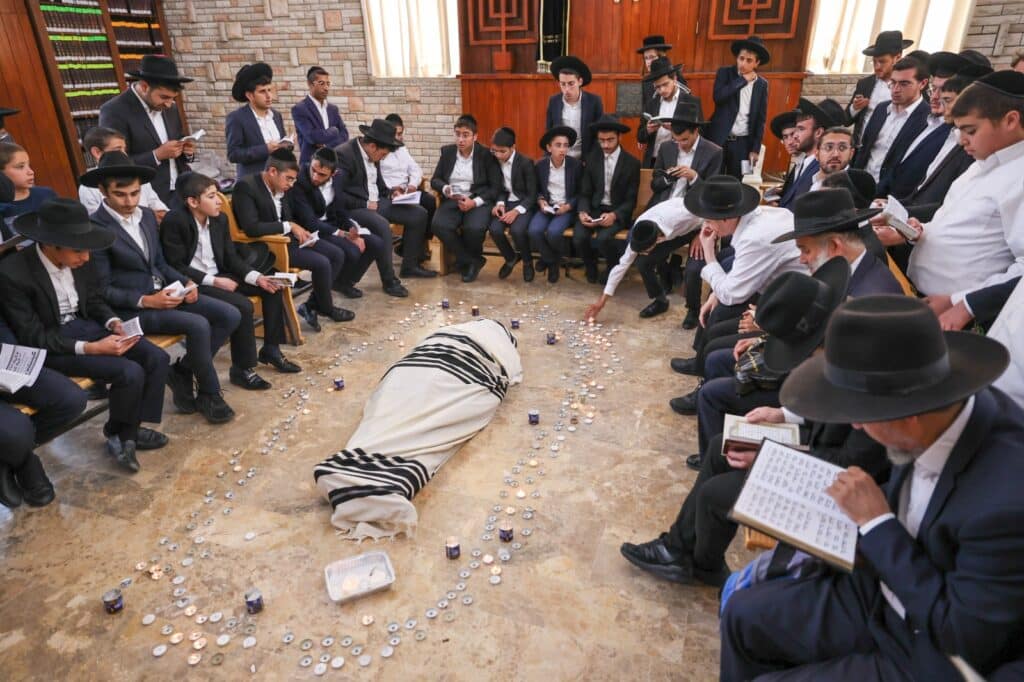 תיעוד מ'פורת יוסף': מאות בוכים ליד מיטת מרן זצוק"ל