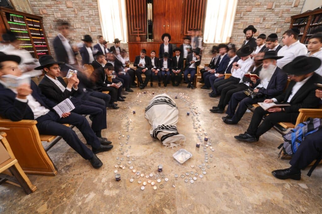 תיעוד מ'פורת יוסף': מאות בוכים ליד מיטת מרן זצוק"ל