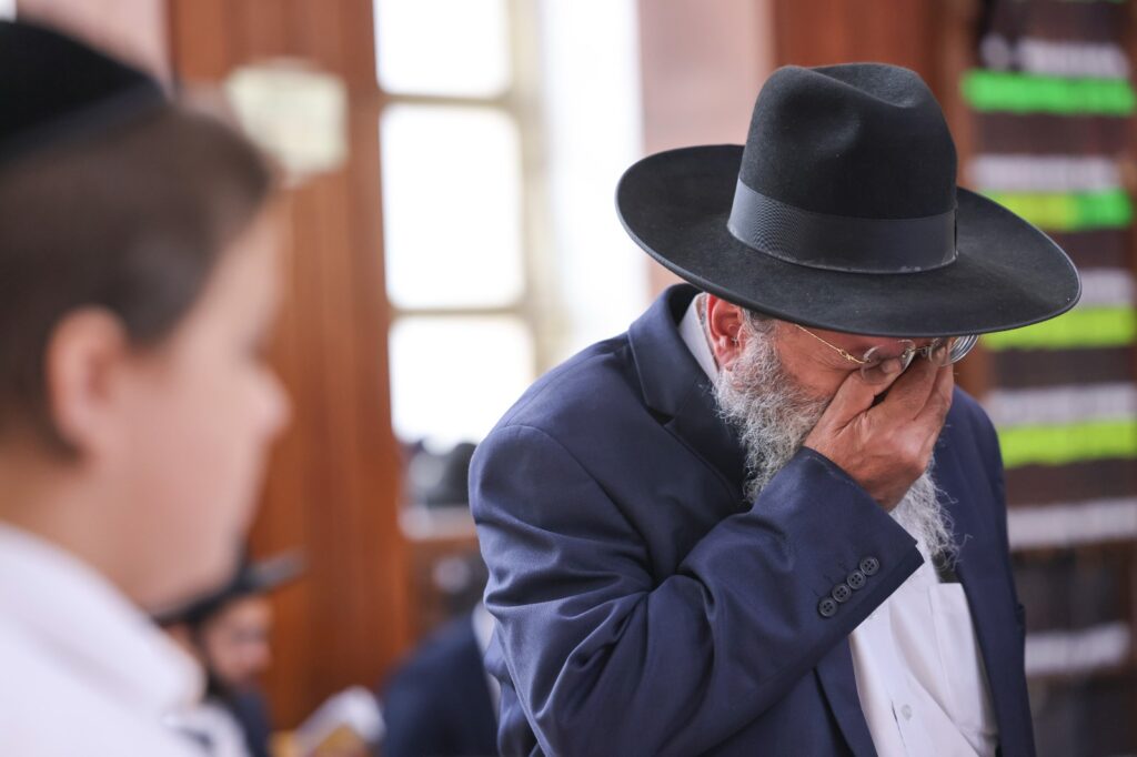 תיעוד מ'פורת יוסף': מאות בוכים ליד מיטת מרן זצוק"ל