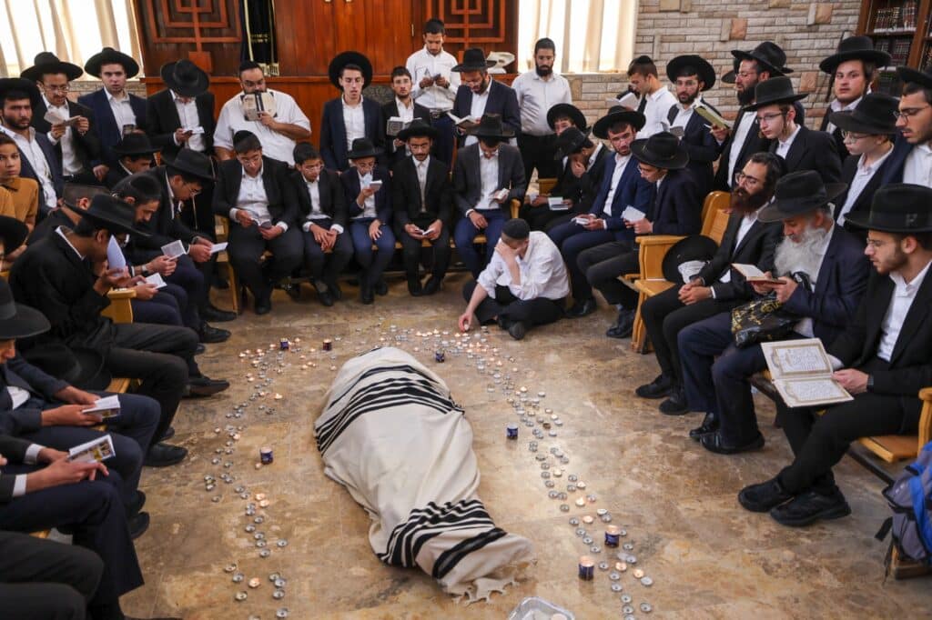 תיעוד מ'פורת יוסף': מאות בוכים ליד מיטת מרן זצוק"ל