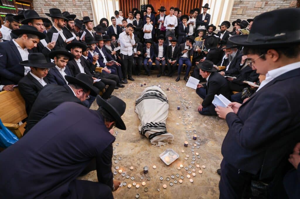 תיעוד מ'פורת יוסף': מאות בוכים ליד מיטת מרן זצוק"ל