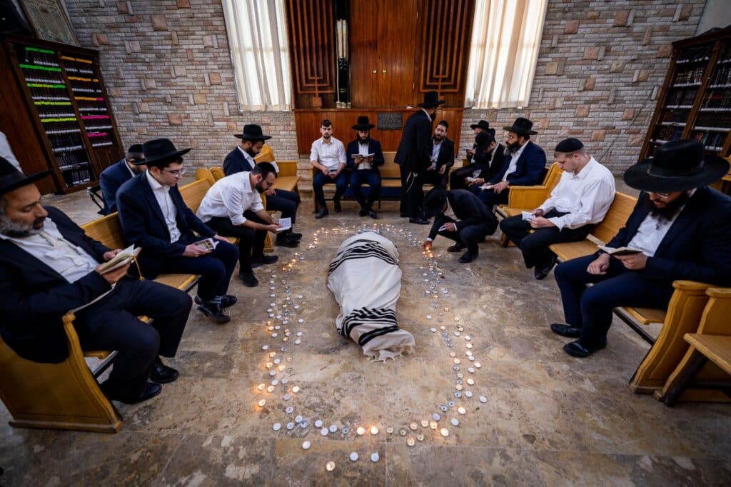 תיעוד מ'פורת יוסף': מאות בוכים ליד מיטת מרן זצוק"ל