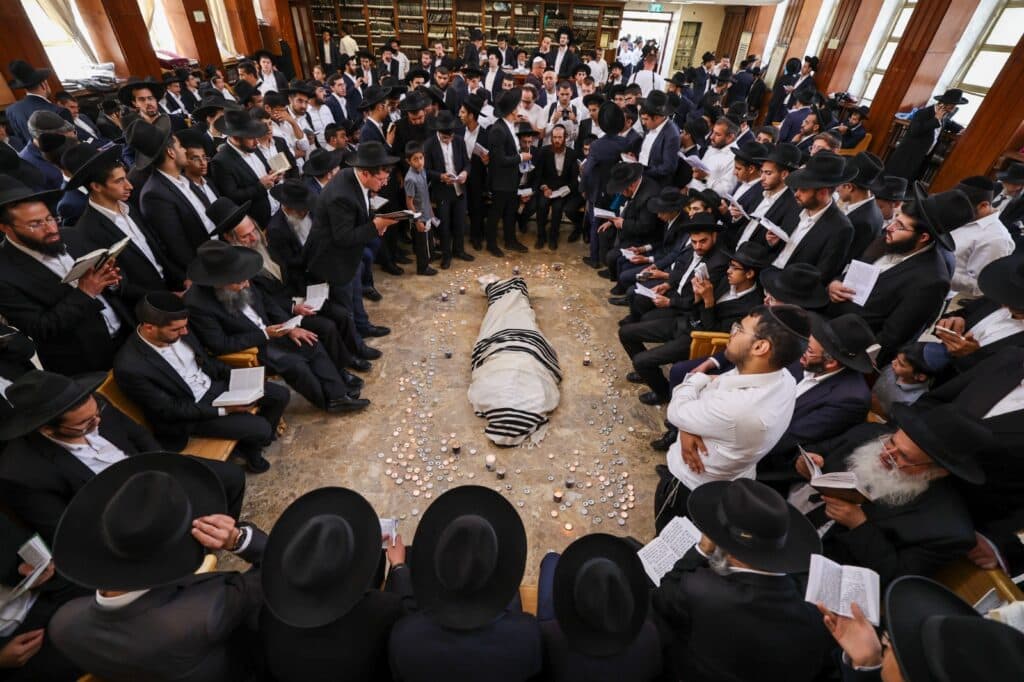 תיעוד מ'פורת יוסף': מאות בוכים ליד מיטת מרן זצוק"ל