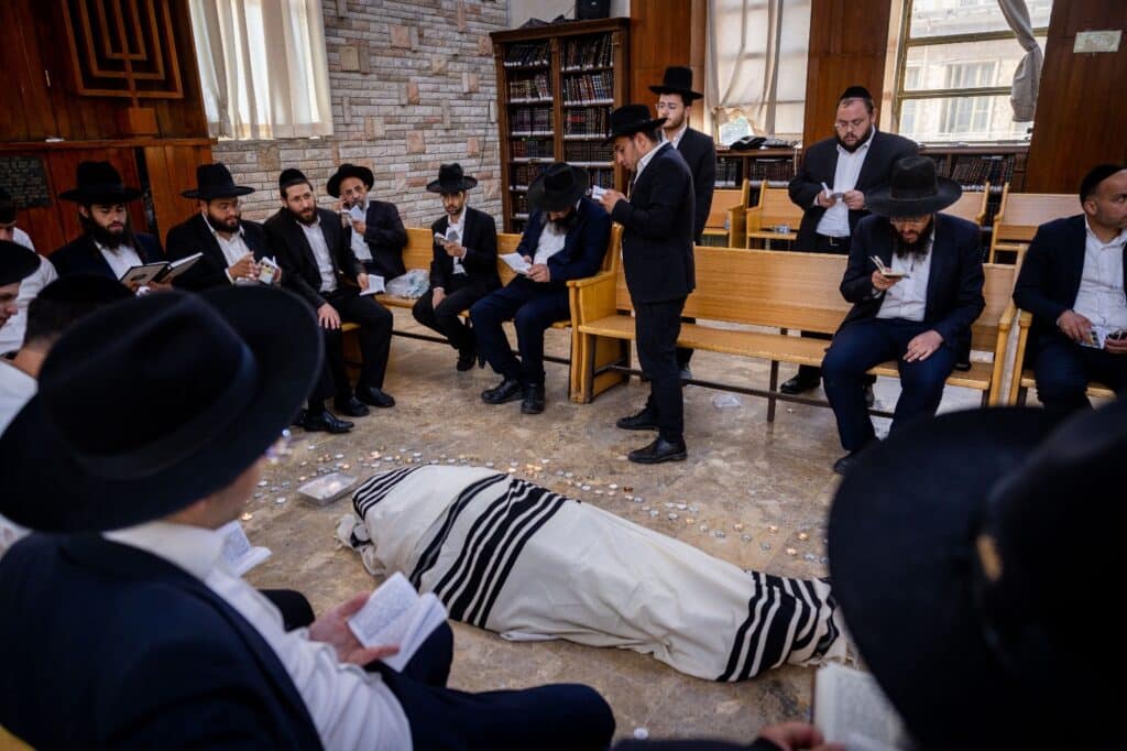 תיעוד מ'פורת יוסף': מאות בוכים ליד מיטת מרן זצוק"ל