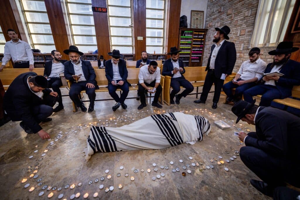 תיעוד מ'פורת יוסף': מאות בוכים ליד מיטת מרן זצוק"ל