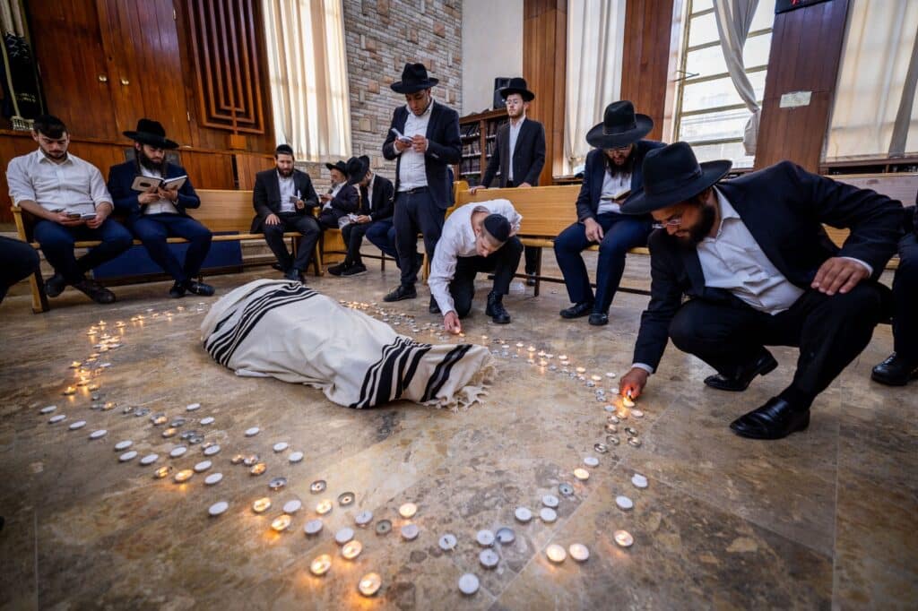תיעוד מ'פורת יוסף': מאות בוכים ליד מיטת מרן זצוק"ל