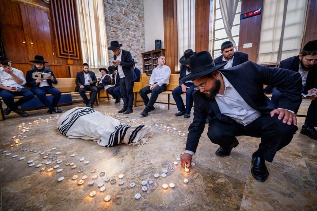 תיעוד מ'פורת יוסף': מאות בוכים ליד מיטת מרן זצוק"ל