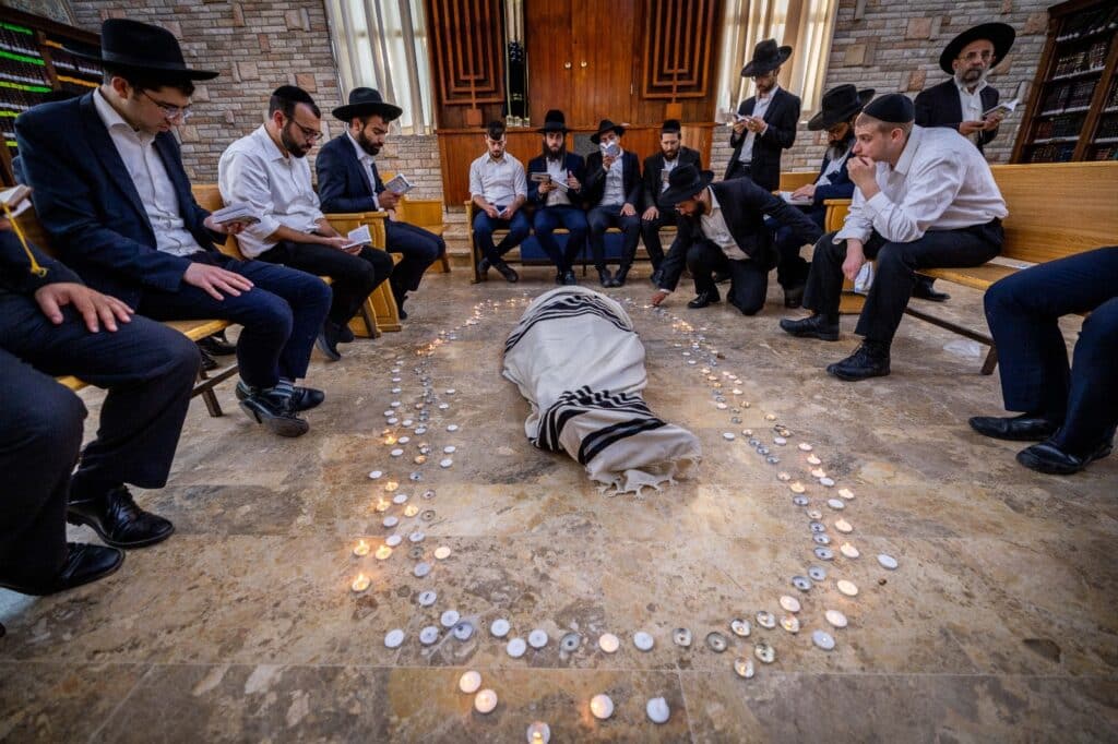 תיעוד מ'פורת יוסף': מאות בוכים ליד מיטת מרן זצוק"ל