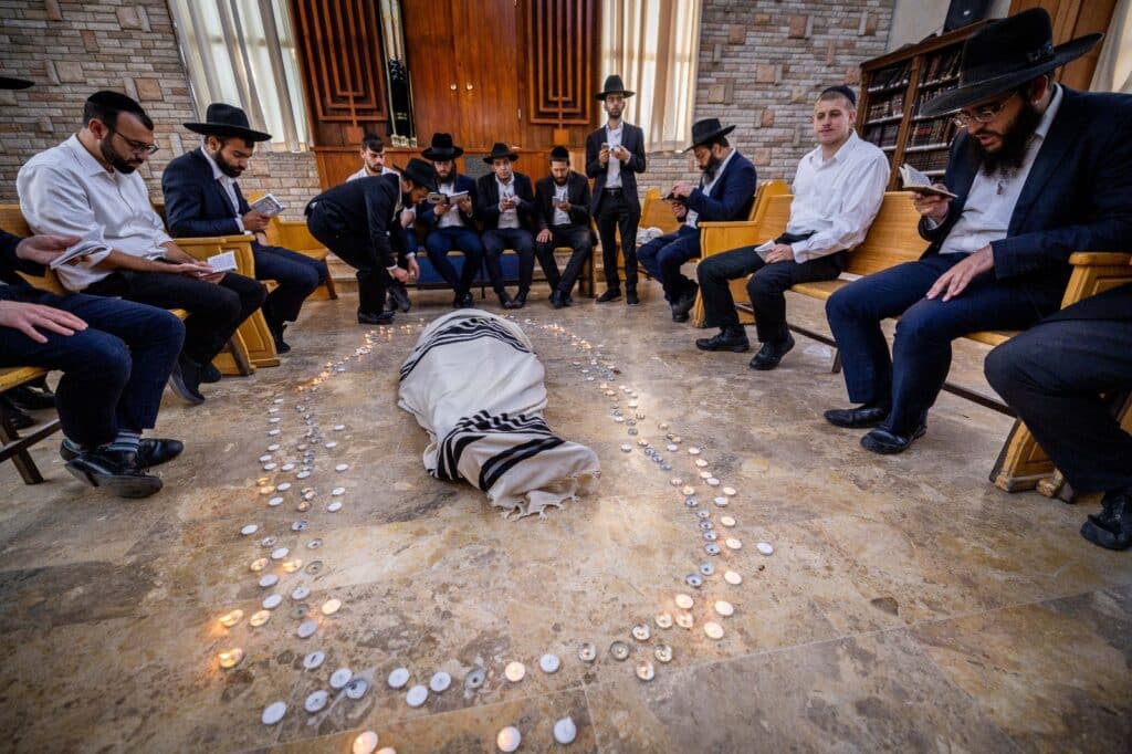 תיעוד מ'פורת יוסף': מאות בוכים ליד מיטת מרן זצוק"ל