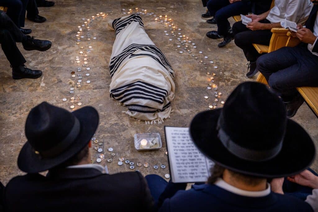 תיעוד מ'פורת יוסף': מאות בוכים ליד מיטת מרן זצוק"ל