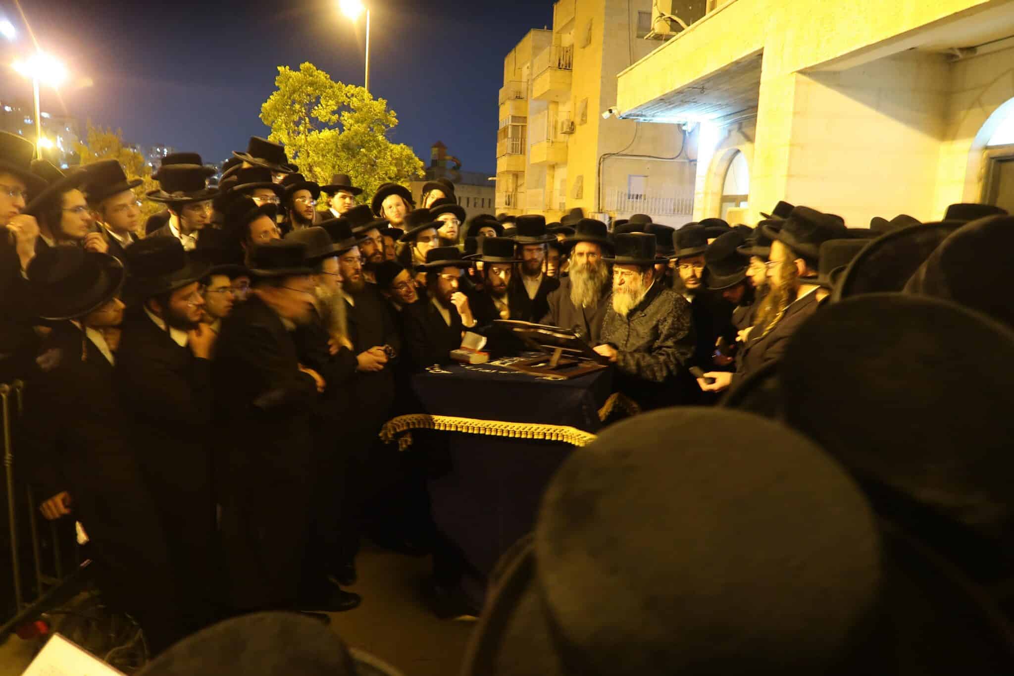 האדמו"ר מרחמיסטירווקא שליט"א בקידוש לבנה הבוקר סמוך לעלות השחר