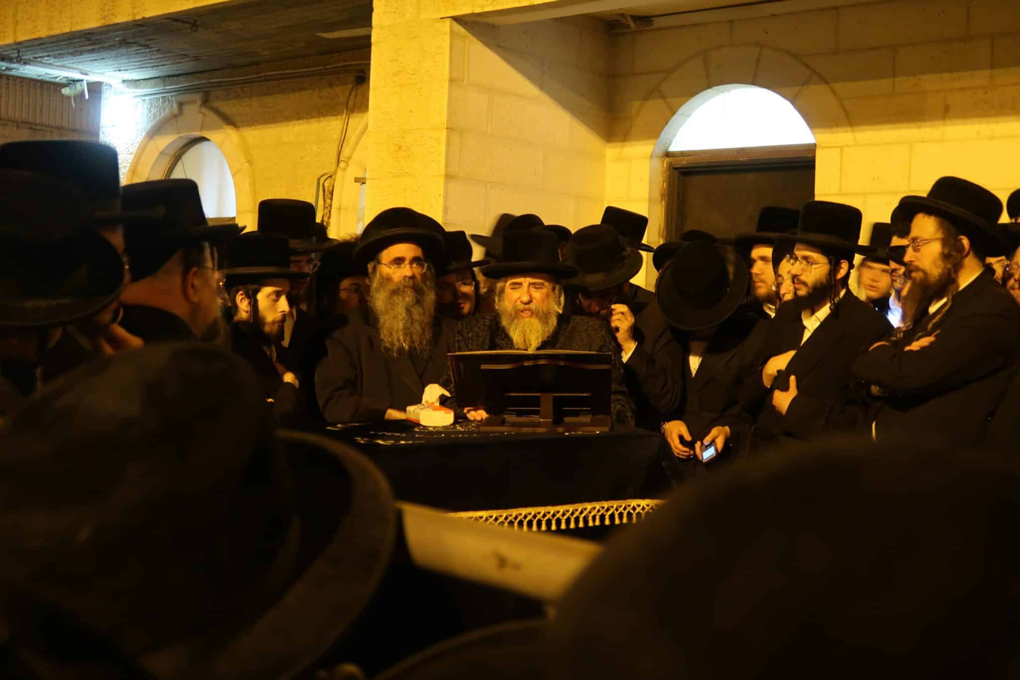 האדמו"ר מרחמיסטירווקא שליט"א בקידוש לבנה הבוקר סמוך לעלות השחר