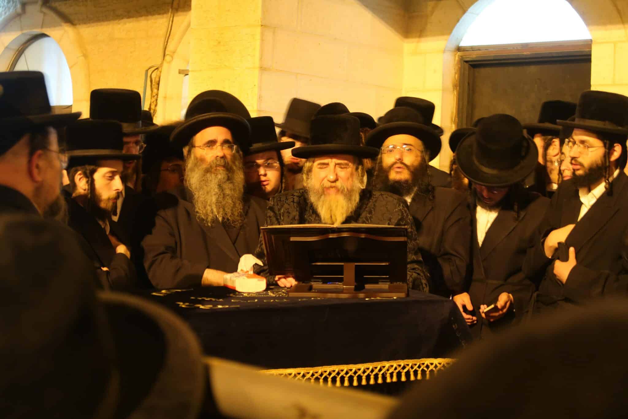 האדמו"ר מרחמיסטירווקא שליט"א בקידוש לבנה הבוקר סמוך לעלות השחר