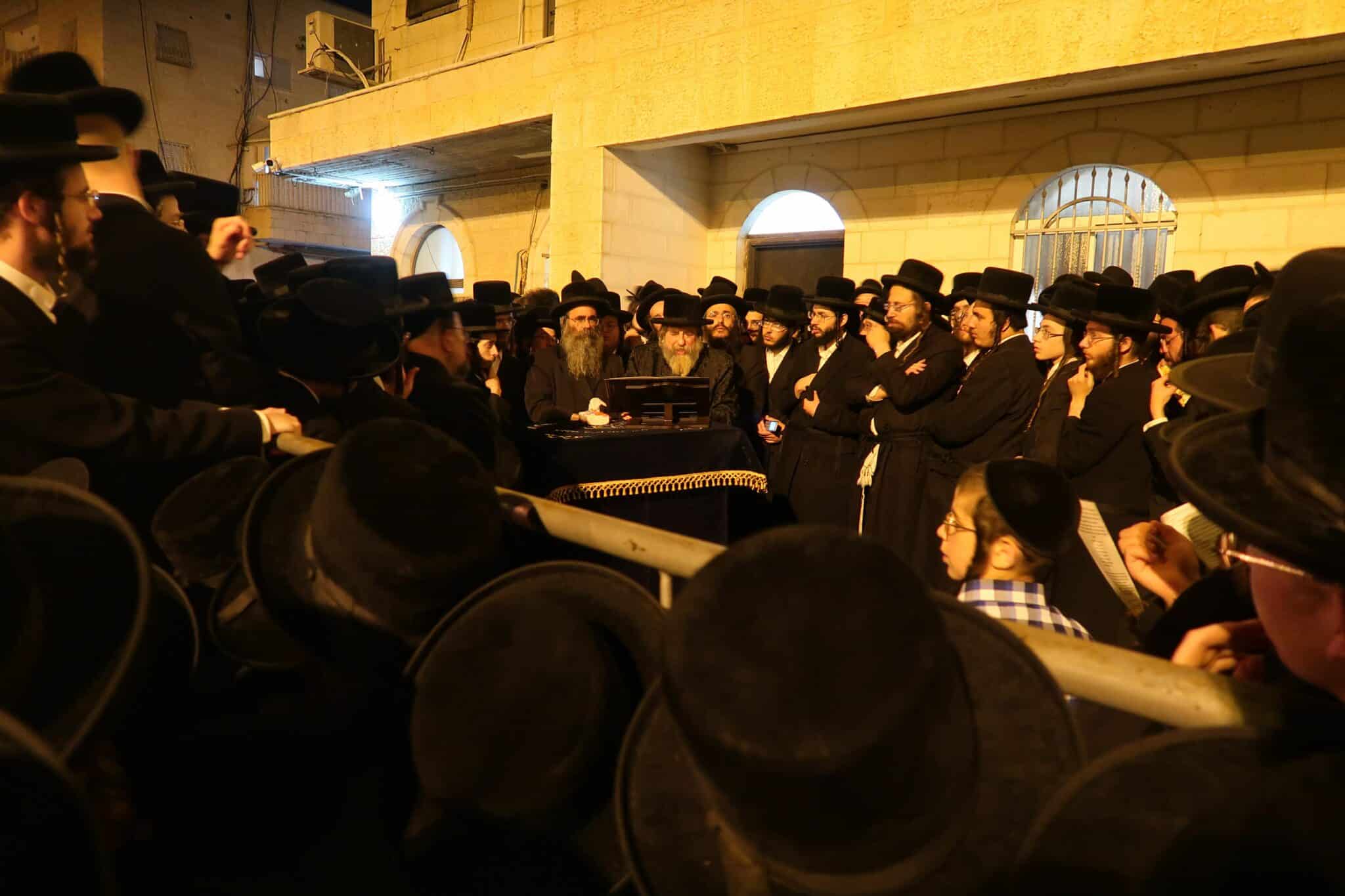 האדמו"ר מרחמיסטירווקא שליט"א בקידוש לבנה הבוקר סמוך לעלות השחר