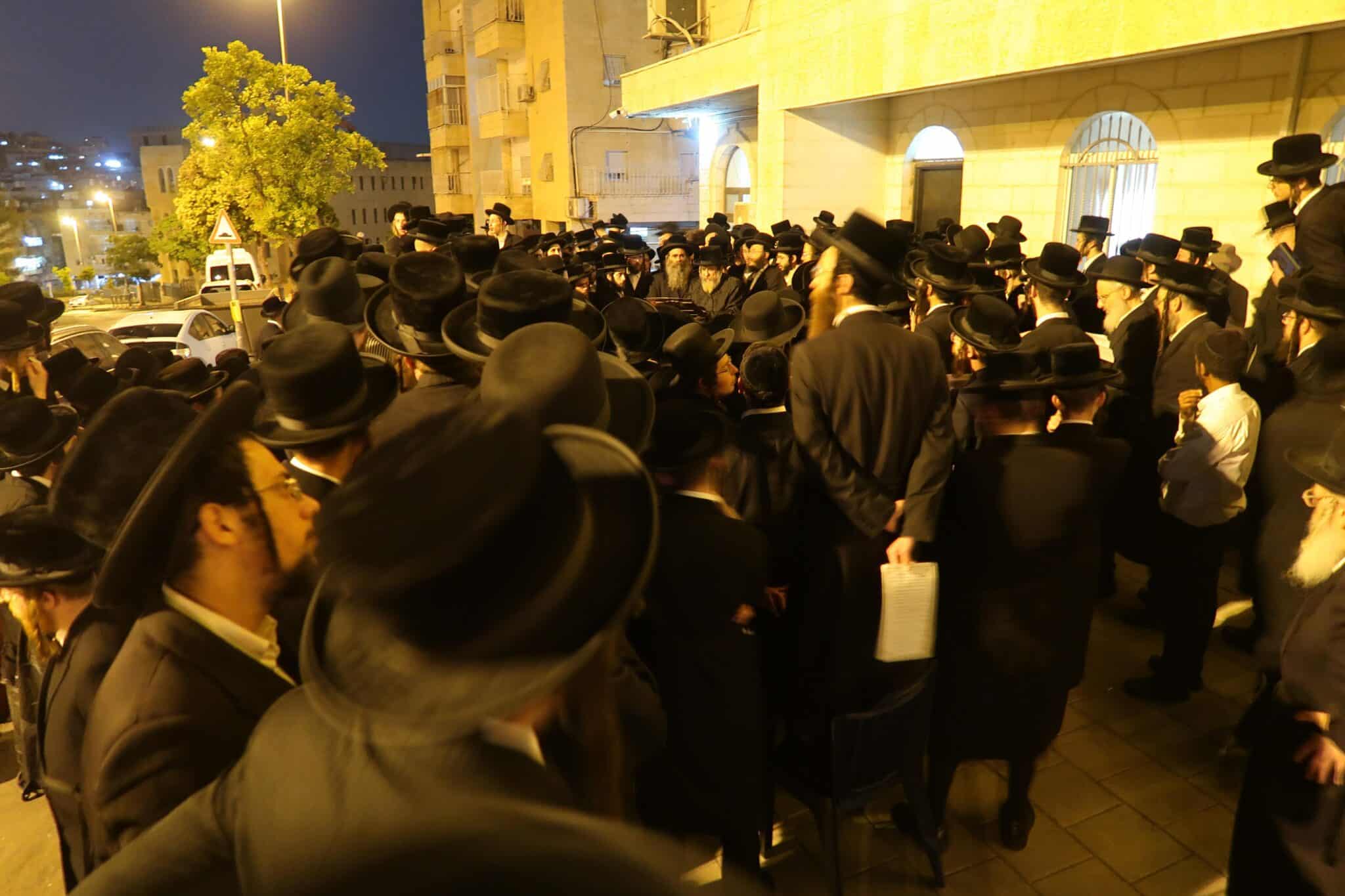 האדמו"ר מרחמיסטירווקא שליט"א בקידוש לבנה הבוקר סמוך לעלות השחר