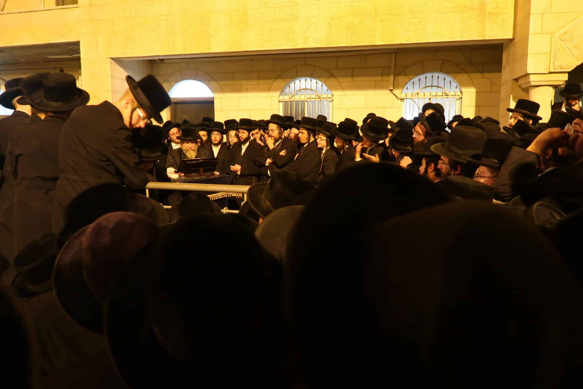 האדמו"ר מרחמיסטירווקא שליט"א בקידוש לבנה הבוקר סמוך לעלות השחר