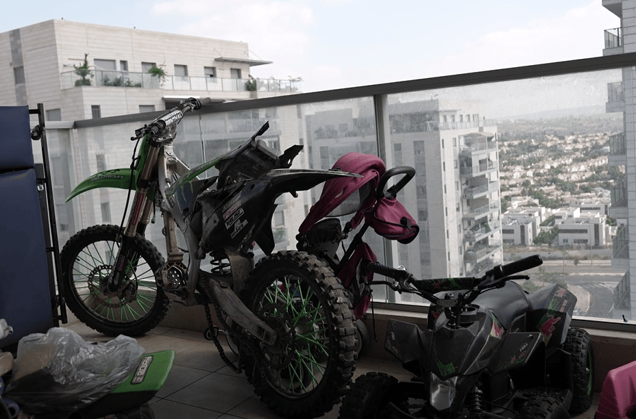 בקומה השישית: השוטרים הופתעו לגלות מוסך אופנועים