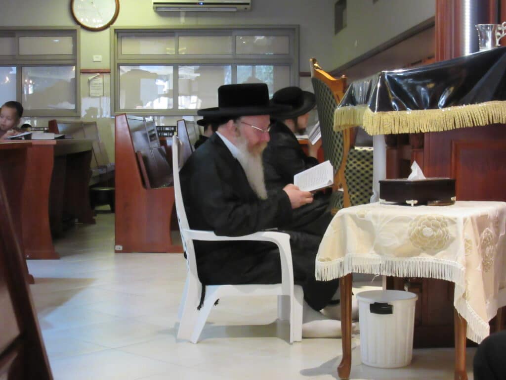 אמירת הקינות וקידוש לבנה בחצר קרעטשניף - קרית גת