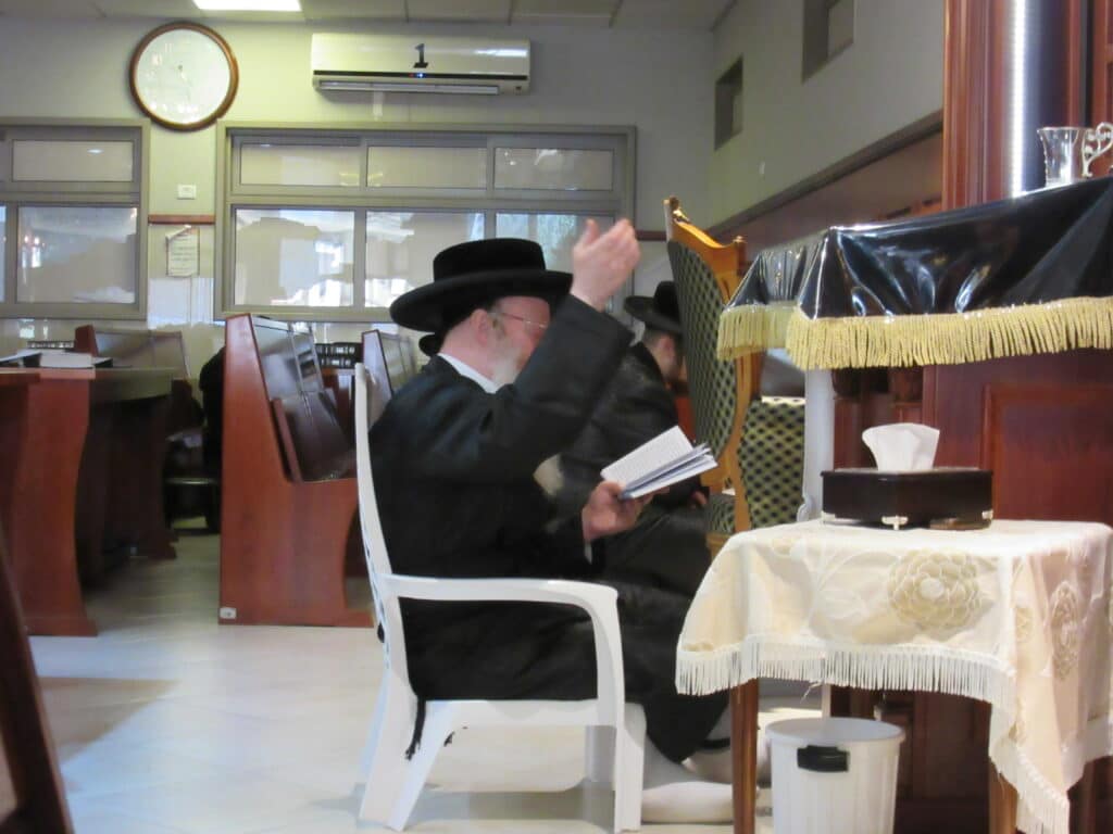 אמירת הקינות וקידוש לבנה בחצר קרעטשניף - קרית גת